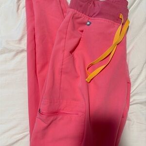 Women’s pink Figs scrub set joggers & Catarina top xs/xsT